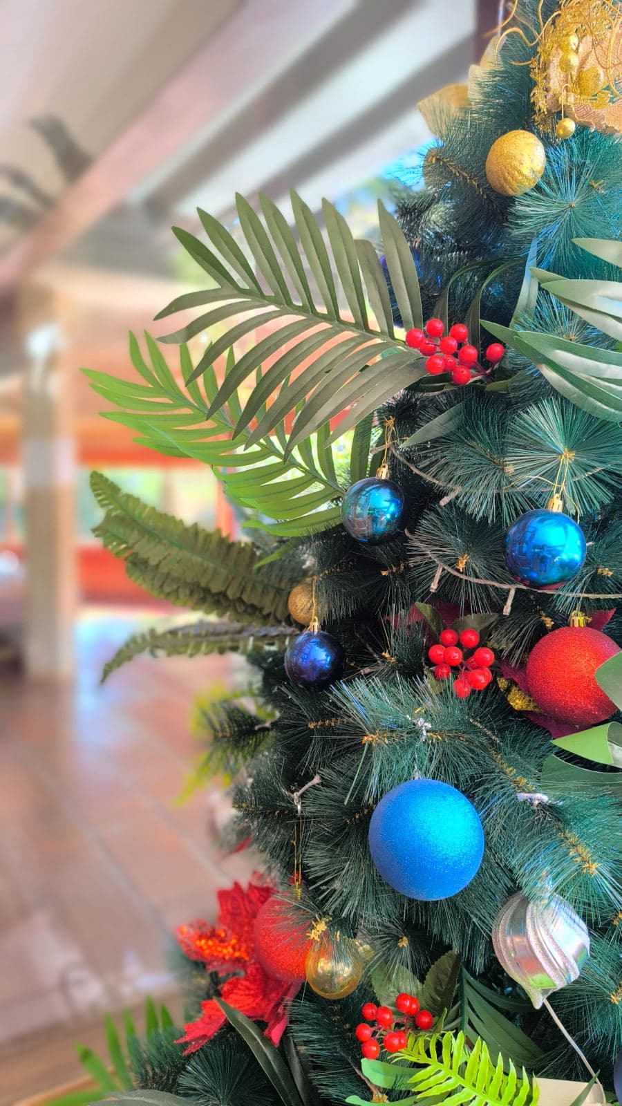 Detalhe dos enfeites vermelhos e dourados da árvore de Natal do hotel