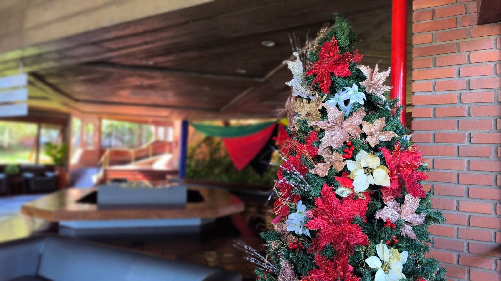 Árvore de Natal decorada no lobby do Hotel Colonial Iguaçu
