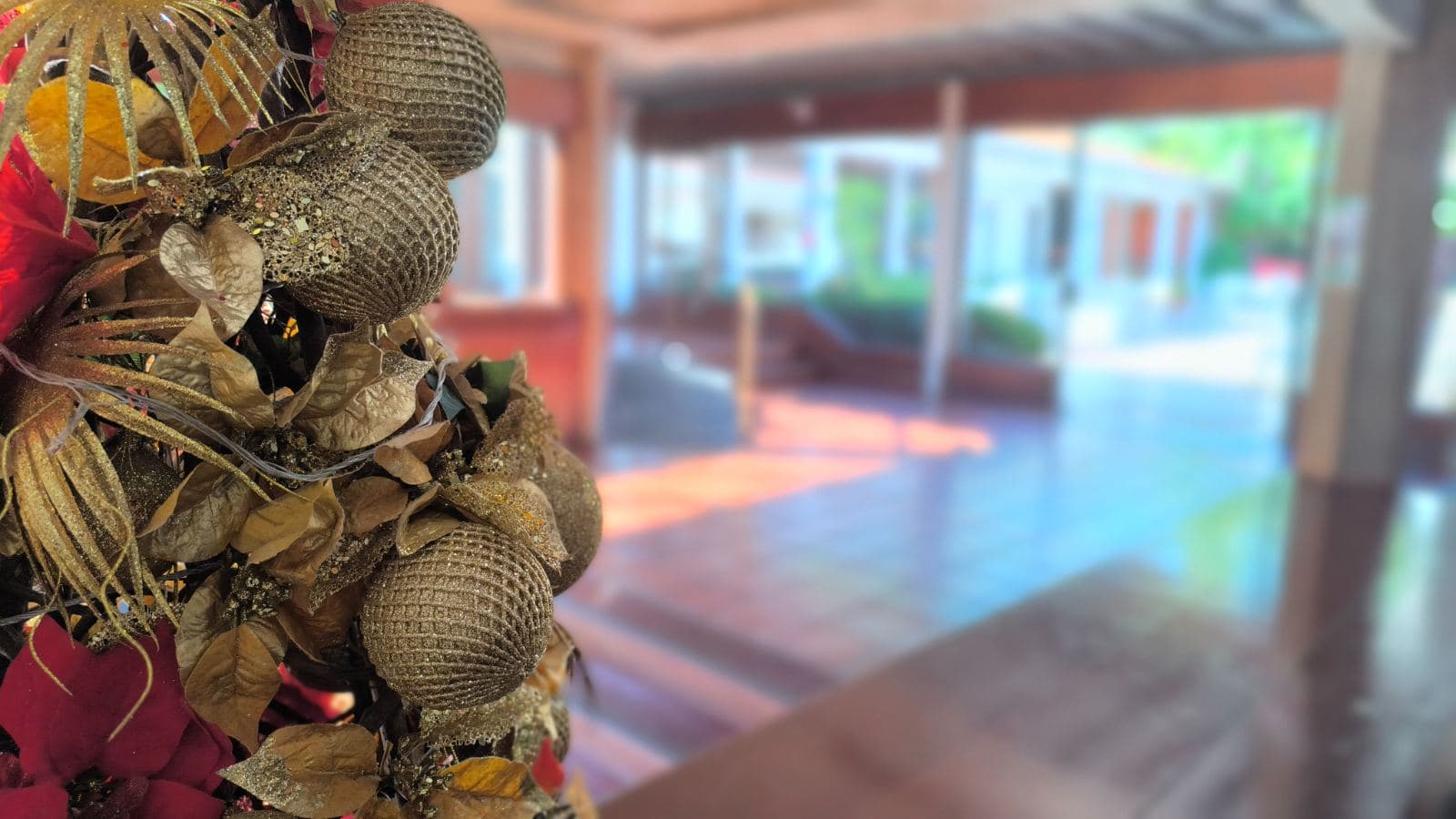 Bolas douradas e flores de Natal na decoração do Hotel Colonial Iguaçu